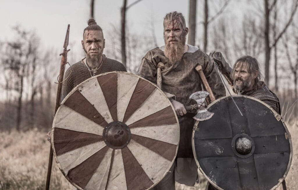 Guerreiros vikings em uma floresta em campo de batalha no inverno. (Créditos: Lorado/via Getty Images)