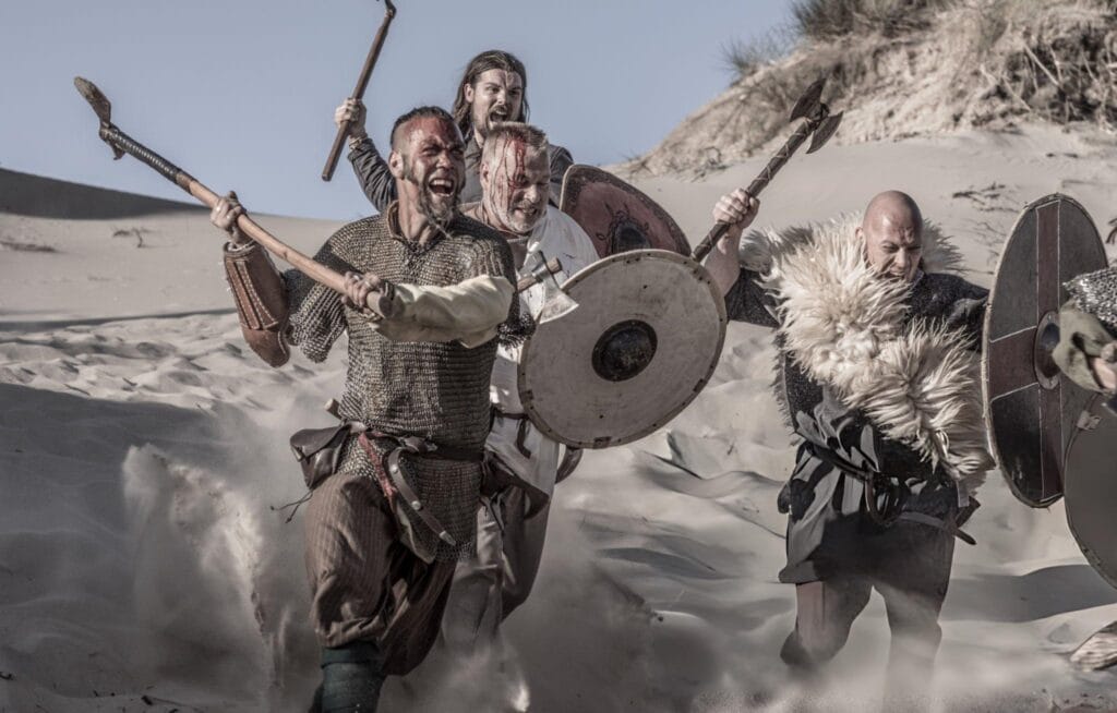 Guerreiros vikings em estado de fúria no campo de batalha. (Créditos: Lorado/via Getty Images)