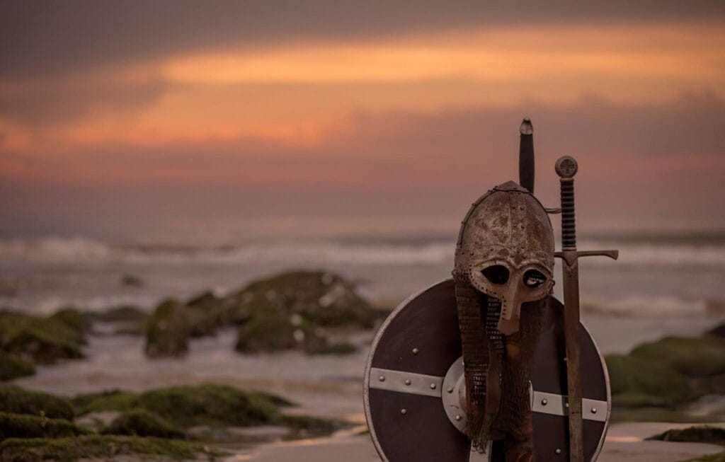 Espada e armadura de viking derrotado em batalha. (Créditos: Lorado/via Getty Images)