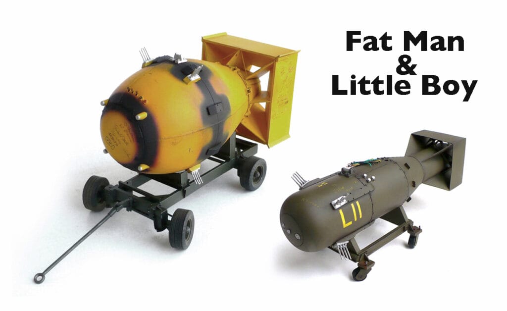 Modelo das primeiras bombas atômicas, Fat Man (à esquerda) e Little Boy (à direita), lançadas sobre Hiroshima e Nagasaki, Japão. Esses modelos estão em exposição no Museu Nacional da Energia Atômica, em Albuquerque, Novo México, EUA. (Créditos: Peter Menzel/via Science Photo Library)