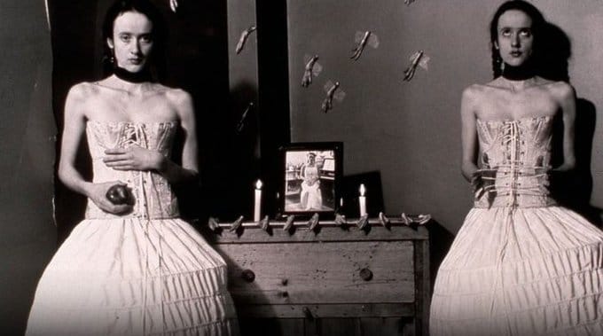 Fotografia atribuída ao mistério de Emilie Sagée, a mulher cujo doppelgänger teria sido visto dezenas de vezes, imitando seus gestos ou surgindo simultaneamente em lugares distintos, aterrorizando testemunhas. (Reprodução: Ghost Freaks)