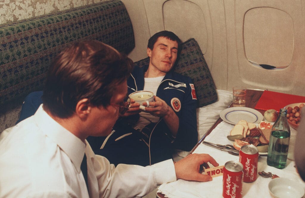 Serguei Krikalev retorna à Terra em 25 de março de 1992, após a Alemanha pagar US$ 24 milhões pelo assento de seu substituto na missão Soyuz TM-14. (Créditos: Igor Mikhalev/via Sputnik)