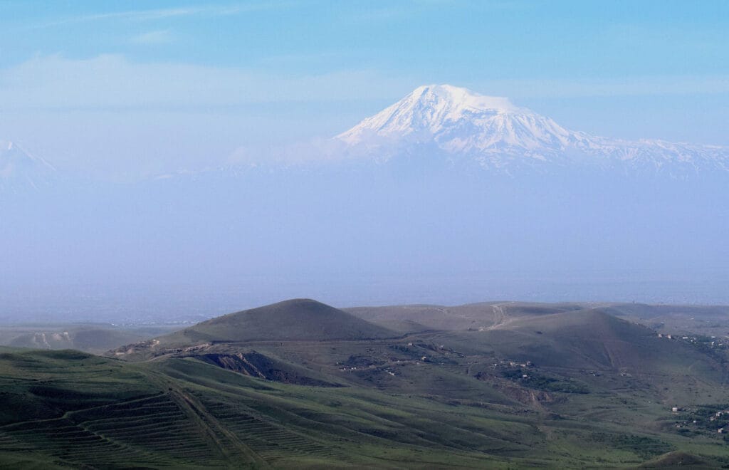 Vista do Monte Ararat na Armênia. (Créditos: James Blake Wiener/via World History)