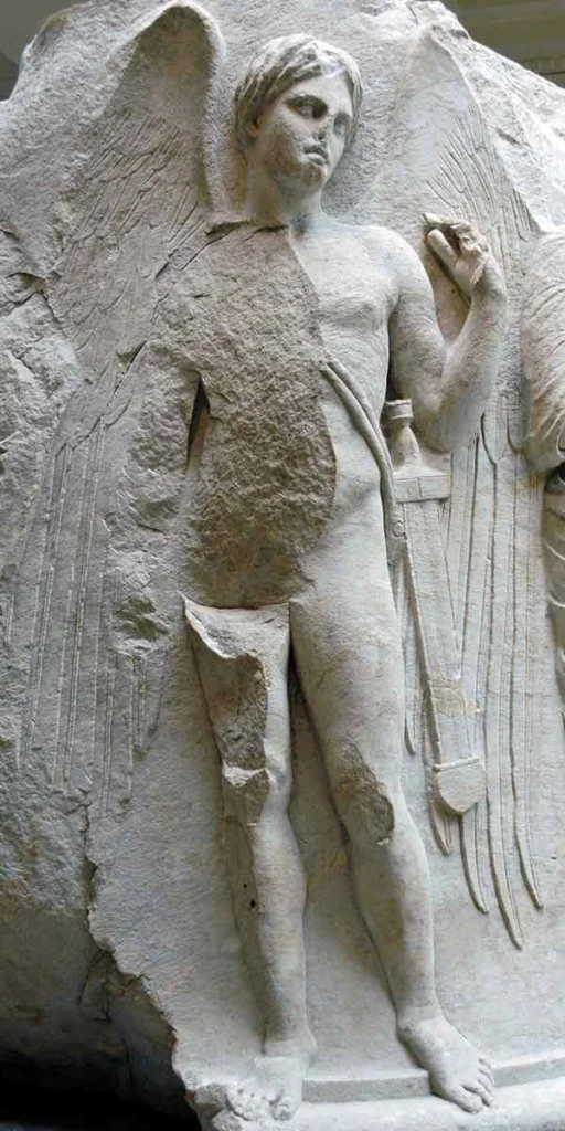 Escultura em mármore do Templo de Ártemis em Éfeso, representando um jovem alado identificado como Tânatos, c. 325-300 a.C. (Créditos: Museu Britânico)