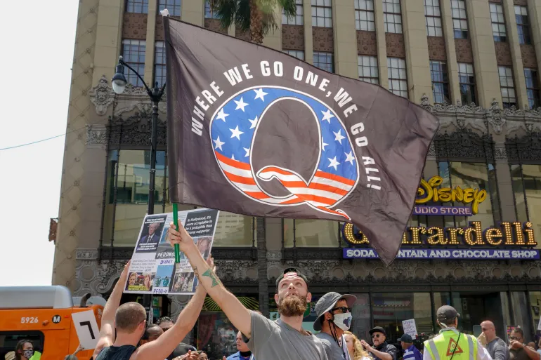 Manifestantes do QAnon protestam contra o tráfico infantil em um protesto no Hollywood Boulevard, em Los Angeles, Califórnia. (Créditos: Kyle Grillot/via AFP)