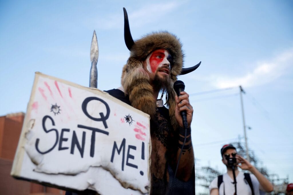 Jacob Chansley, apelidado de "Xamã do QAnon" discursa em evento em Phoenix. (Créditos: Cheney ORR/via Reuters)