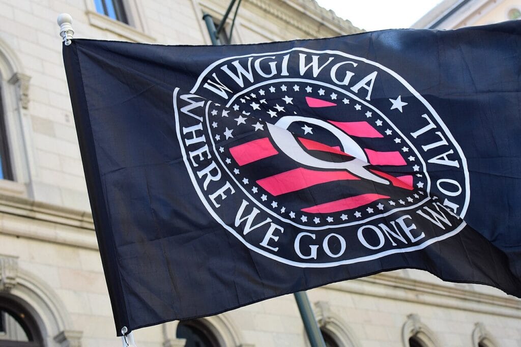 Bandeira do QAnon em manifestação na Virgínia, em 2020. (Créditos: Anthony Crider/via Flickr)
