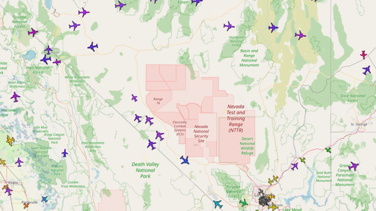 Espaço aéreo restrito para testes e treinamento de tropas e sistemas armados do complexo militar Nevada Test and Training Range (NTTR). (Reprodução: Google)