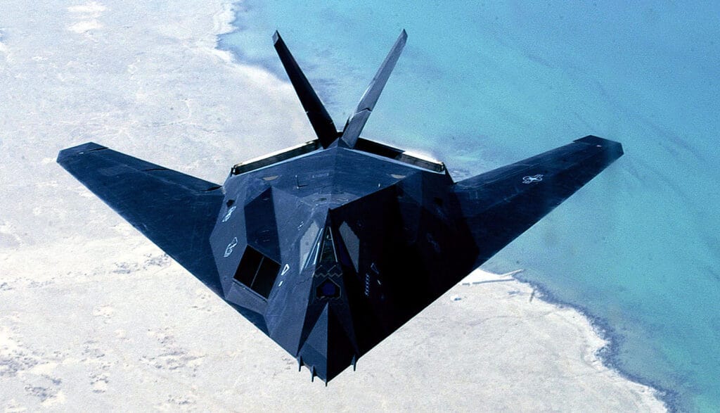 Operação Liberdade do Iraque - Um F-117 Nighthawk sobrevoa o Golfo Pérsico em 14 de abril de 2003. (Créditos: Sgt. Derrick C. Goode/via Força Aérea dos EUA)