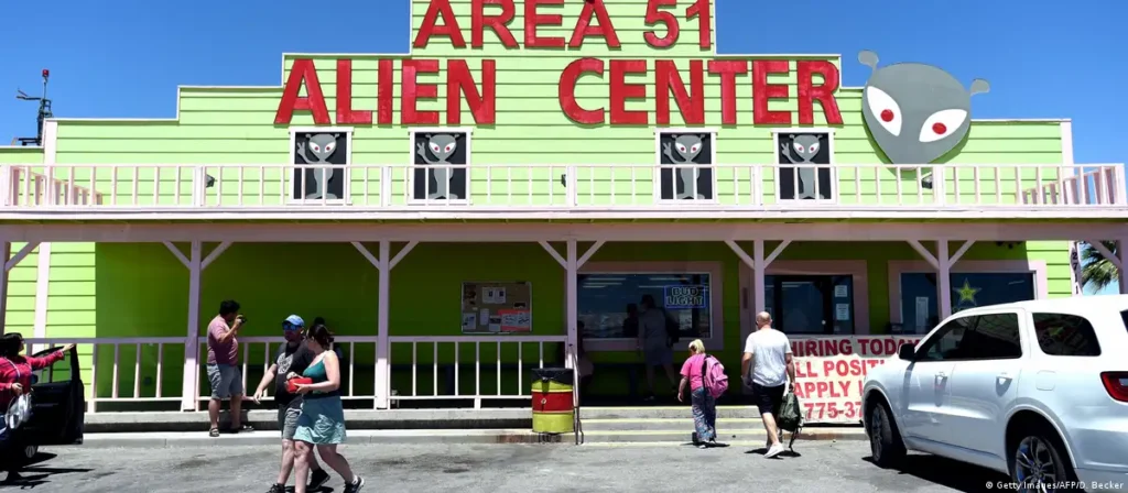 Lojas, bares e hotéis da região são decorados com temáticas de "extraterrestres". (Créditos: AFP/D. Becker/via Getty Images)