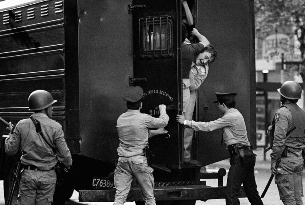 Forças especiais argentinas em operação em Buenos Aires, em 1982. (Créditos: Daniel García/via AFP/Getty Images)