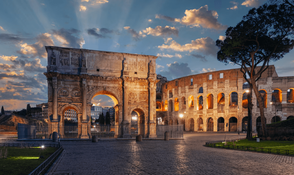 Em 315, o imperador Constantino concluiu este arco triunfal ao lado do Coliseu, em Roma, para comemorar sua vitória sobre Maxêncio na Ponte Mílvia. (Créditos: Sean Pavone/via Getty Images)