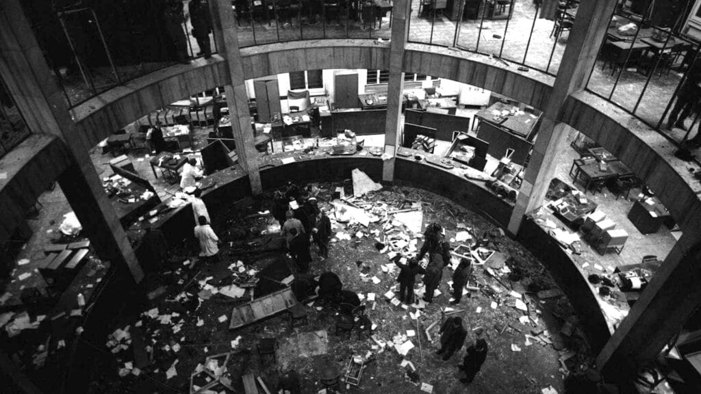 O bombardeio da Piazza Fontana, 12 de dezembro de 1969. (Créditos: Massimiliano e Francesco Mancini/via ethicasocietas.it)