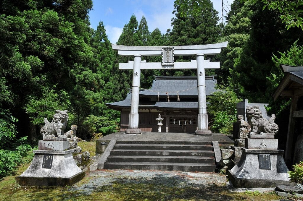 Um par de komainu, o "a" à direita, o "um" à esquerda. (Reprodução: Wikipedia)