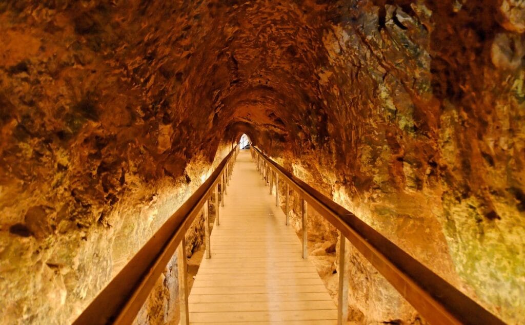 Túnel do sistema de abastecimento de água de Megido. O túnel de 80 metros (262 pés) de comprimento foi escavado sob as muralhas da cidade até uma nascente em uma caverna fora das muralhas. (Créditos: Todd Bolen/via BiblePlaces)