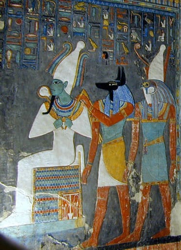 Os deuses Osíris, Anúbis e Hórus. Pintura mural no túmulo de Horemheb. (Reprodução: Wikipedia)