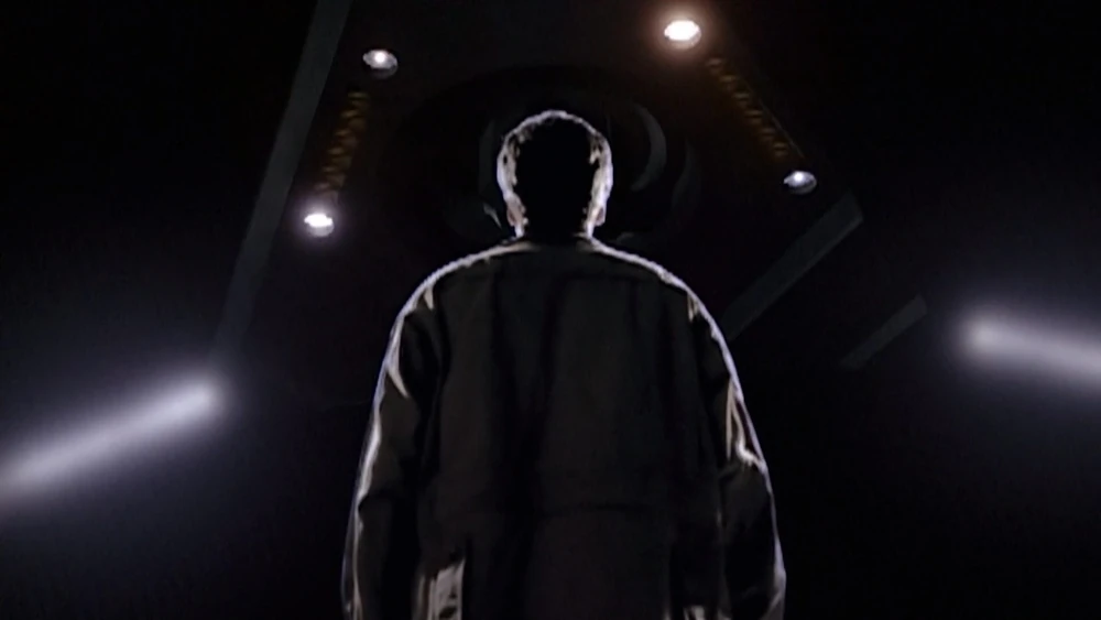 O agente Fox Mulder, de Arquivo X (1993), e seu avistamento de um OVNI triangular. (Créditos: 20th Century Fox)