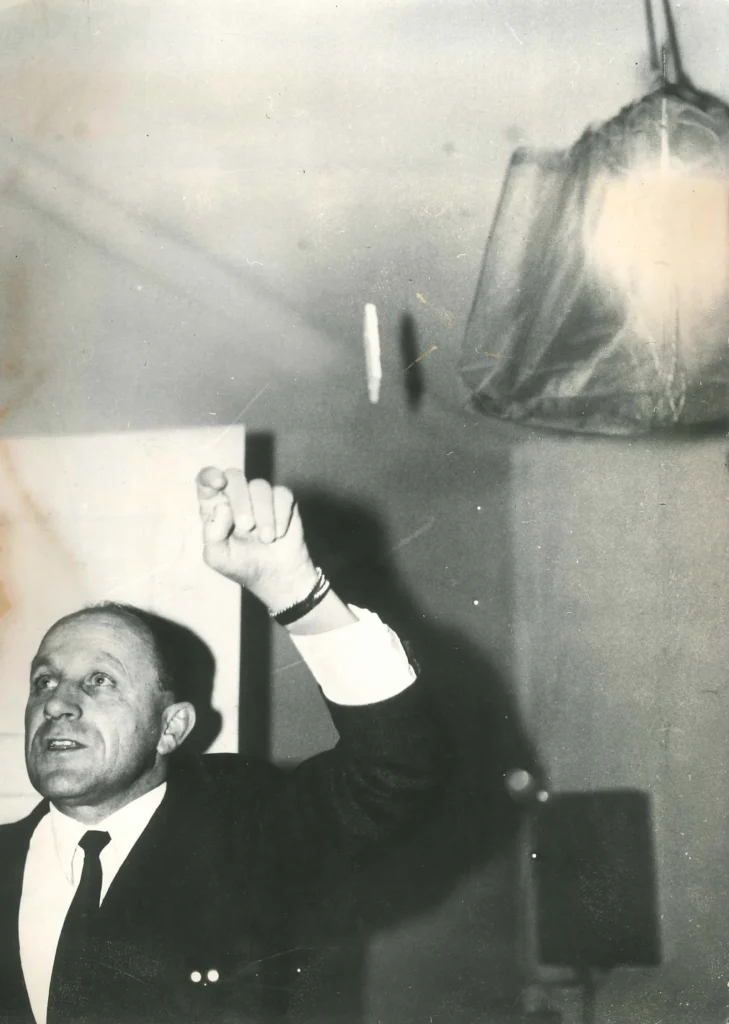 Sigmund Adam contratou uma jovem chamada Annemarie, na época com 19 anos, para trabalhar como sua secretária. (Reprodução: spiegel.de)