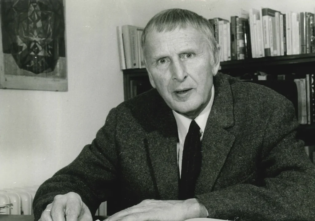 Hans Bender, chefe do Instituto de Psicologia e Higiene Mental de Freiburg, também foi chamado para investigar os acontecimentos. (Reprodução: spiegel.de)