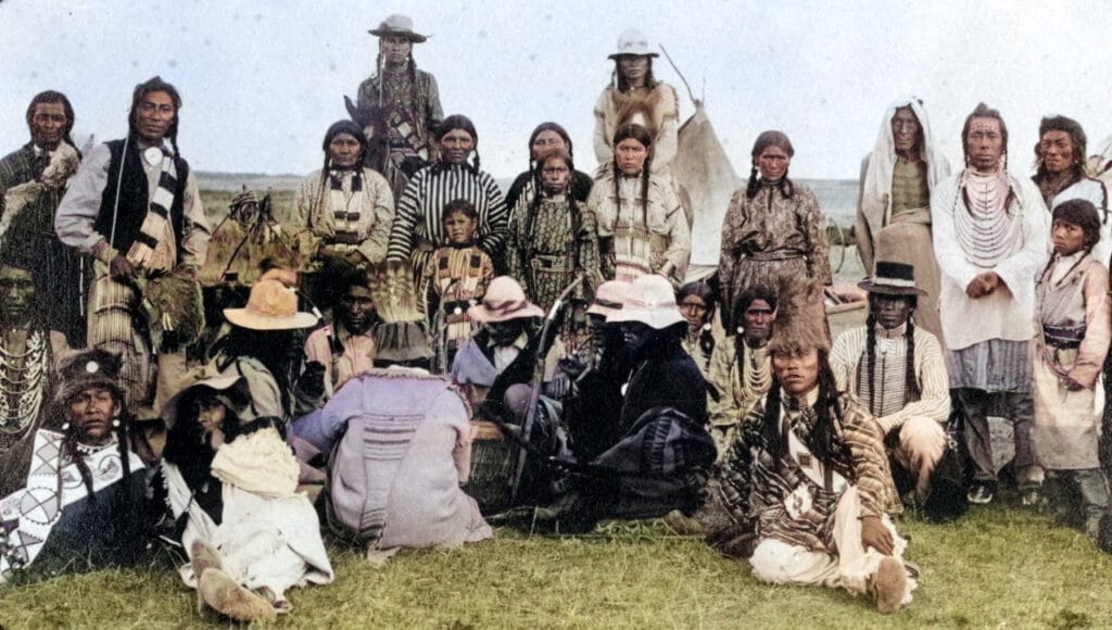 Povo Cree em Regina, Saskatchewan, Canadá, por volta de 1900. (Reprodução: Facebook)