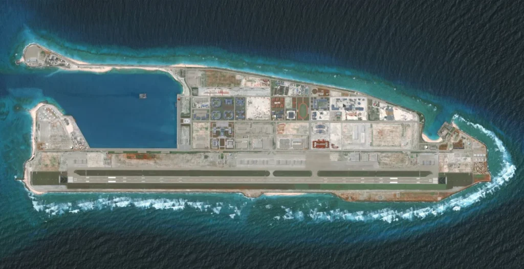 Recife Fiery Cross, parte das Ilhas Spratly no Mar da China Meridional. (Créditos: DigitalGlobe/via Getty Images)