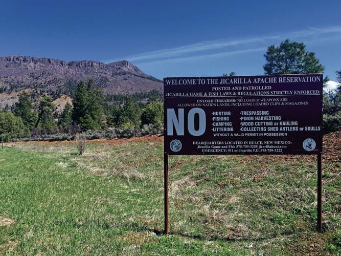 Visitantes estão proibidos de entrar em certas áreas da Reserva Indígena Jicarilla Apache sem uma autorização. Ao fundo, vê-se Archuleta Mesa, que algumas pessoas acreditam servir como base subterrânea para extraterrestres. (Créditos: Daniel J. Chacón/via The New Mexican)