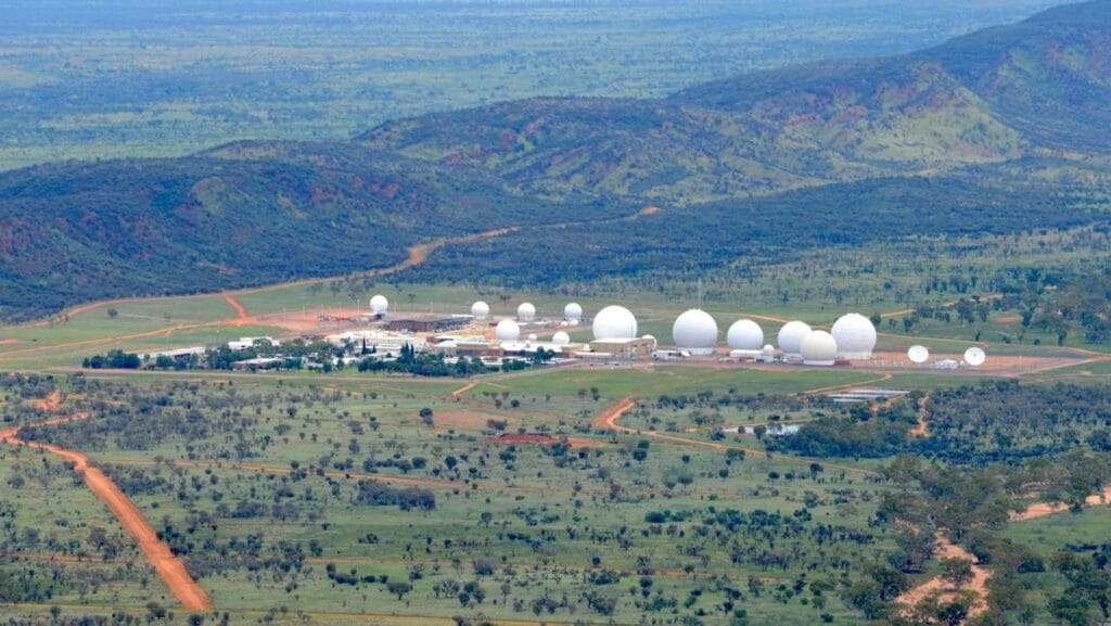 Pine Gap vista do nordeste, Felicity Ruby, 23 de janeiro de 2016, por Felicity Ruby / CC
