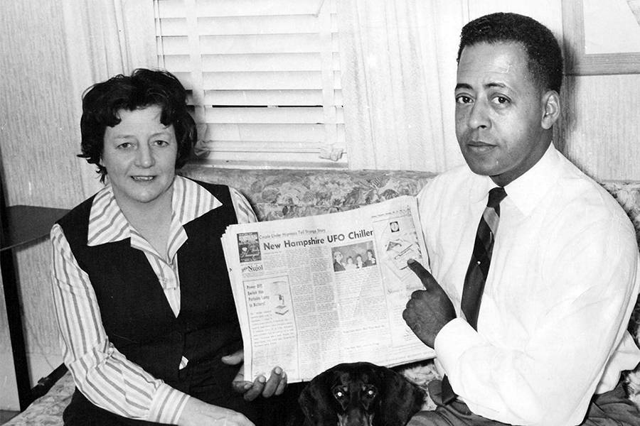 Barney e Betty Hill eram um casal americano que supostamente foi abduzido por extraterrestres. (Créditos: Universal History Archive/via Getty Images)