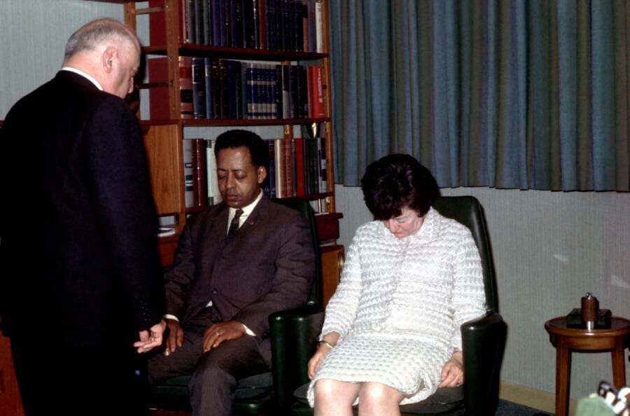 Barney e Betty Hill sob hipnose no consultório do Dr. Benjamin Simon em Back Bay. (Créditos: allthatsinteresting)