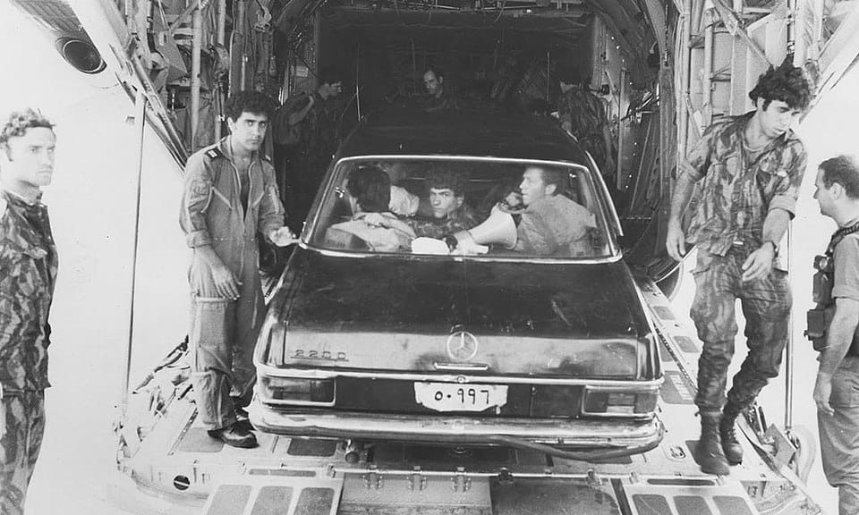 Comandos israelenses com um Mercedes-Benz 600 semelhante ao de propriedade do ditador ugandense Idi Amin, usado por Sayeret Matkal para enganar as tropas ugandenses durante o ataque. (Reprodução: Wikipedia)