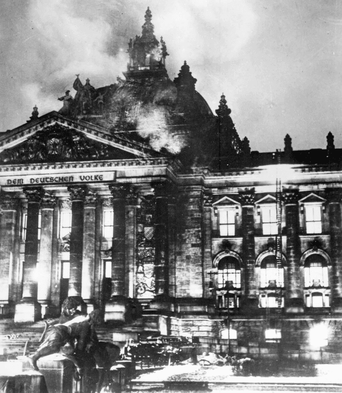 Incêndio do Reichstag: O prédio do Reichstag pegou fogo em Berlim, em fevereiro de 1933. (Créditos: National Archives, Washington, D.C.)