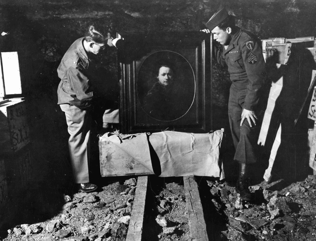 Roubo de arte pelos nazistas: Soldados americanos inspecionando um autorretrato de Rembrandt que havia sido roubado pelos nazistas e escondido em um cofre, 1945. (Créditos: National Archives, Washington D.C)
