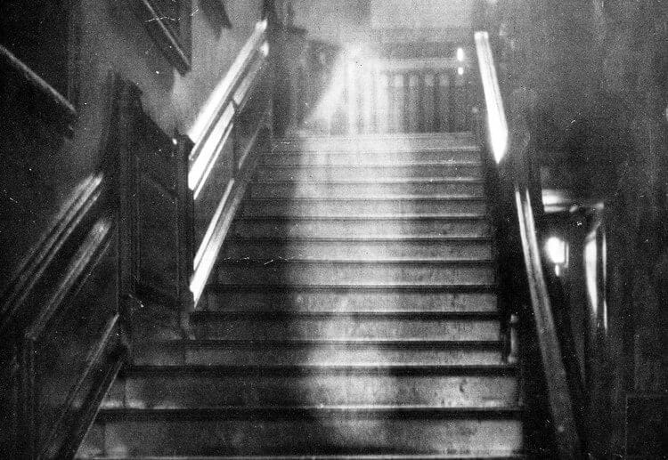 O mistério da Dama de Marrom: o fantasma fotografado em 1936. (Reprodução: ghostlypostcodes)