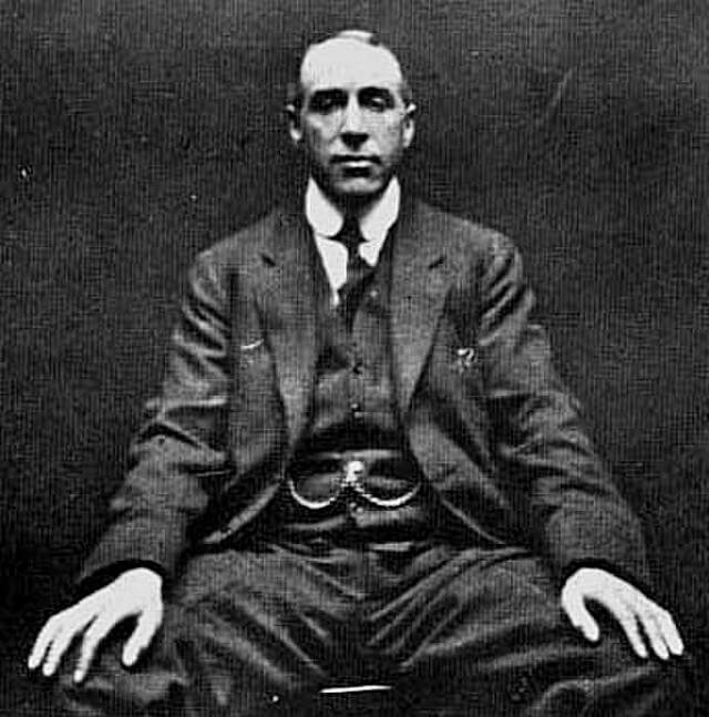 Harry Price, pesquisador paranormal. (Reprodução: ghostlypostcodes)