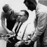 O "aluno" (Sr. Wallace) estava preso a uma cadeira com eletrodos. (Reprodução: simplypsychology)