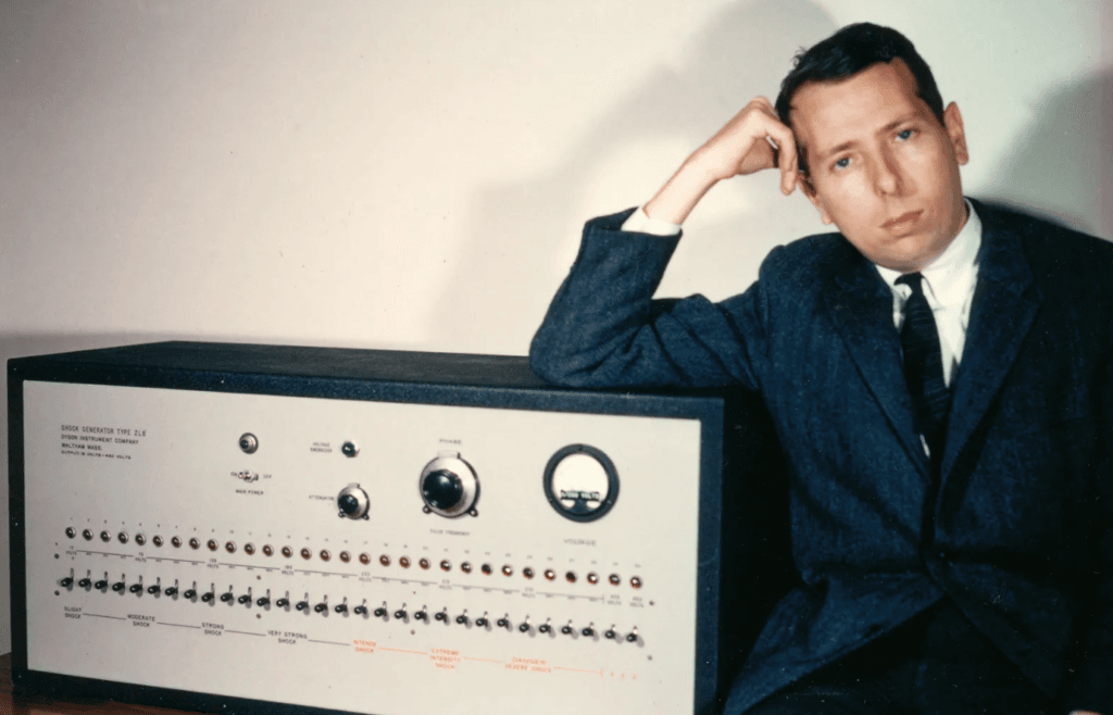 O psicólogo social americano Stanley Milgram com o "gerador de choques" usado em seu famoso experimento na Universidade de Yale, na década de 1960. (Reprodução: Encyclopædia Britannica)