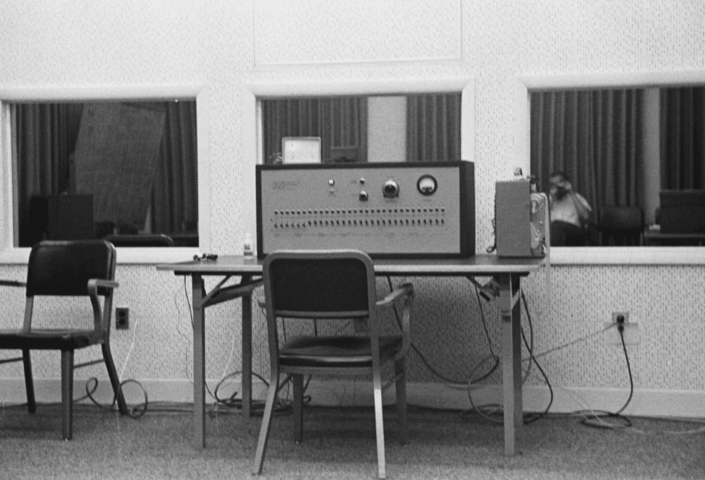 A montagem do equipamento "gerador de choques" para o experimento de Stanley Milgram sobre obediência à autoridade no início da década de 1960. (Reprodução: Encyclopædia Britannica)