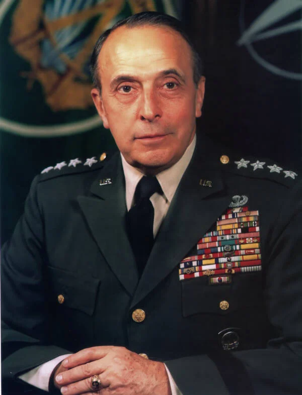O general Lyman L. Lemnitzer, chefe doEstado-Maior Conjunto das Forças Armadas dos Estados Unidos durante a criação da Operação Northwoods. (Reprodução: Wikipedia)