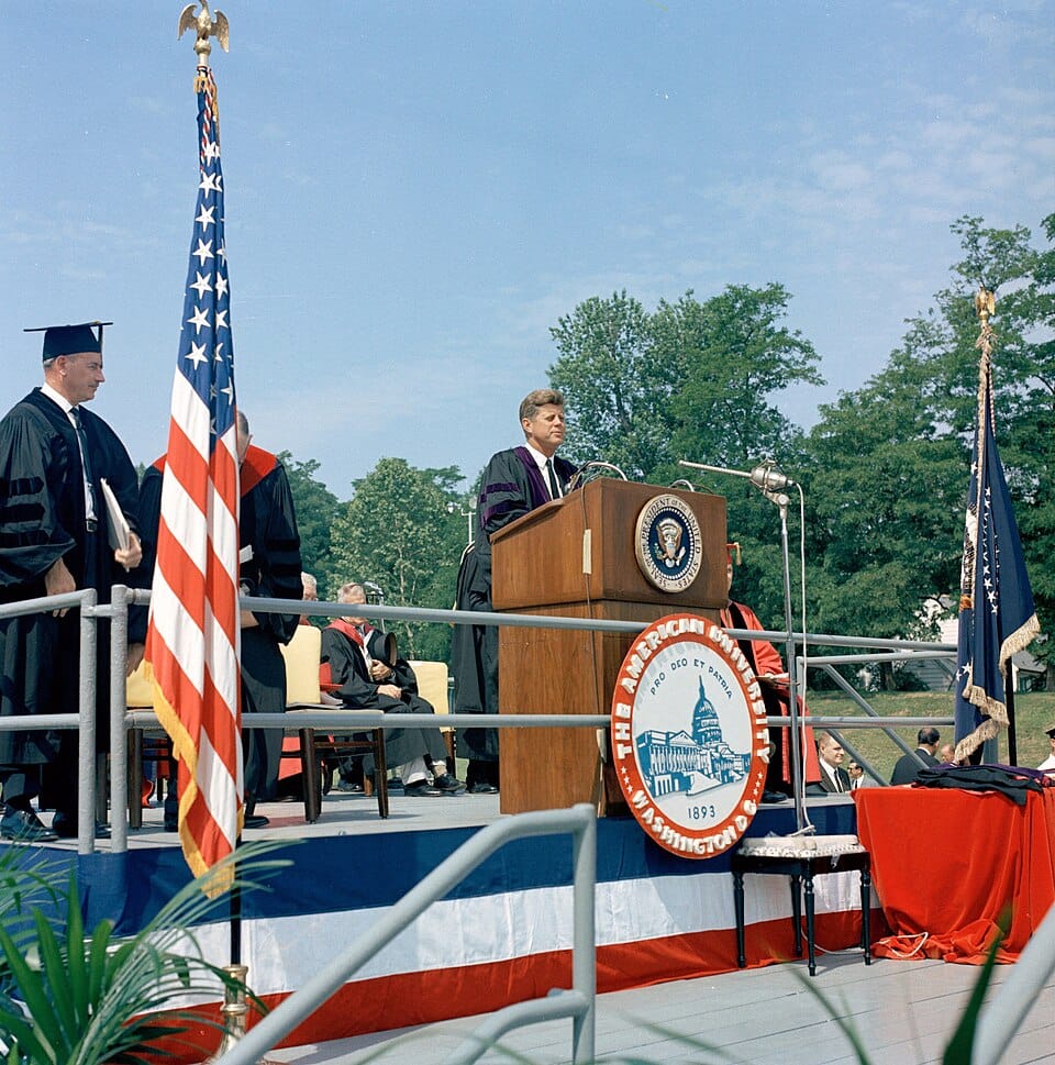 Em junho de 1963, o presidente Kennedy proferiu seu memorável discurso na American University, oferecendo um gesto de paz à União Soviética na forma de uma proposta unilateral de proibição parcial de testes nucleares. (Reprodução: Wikipedia)