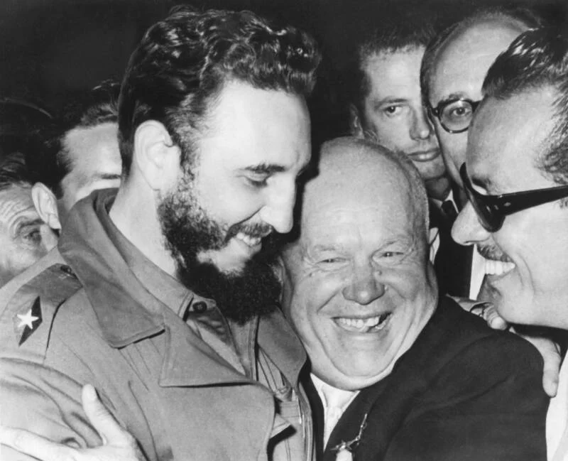 O primeiro-ministro cubano Fidel Castro e o primeiro-ministro soviético Nikita Khrushchev se abraçam nas Nações Unidas, em Nova York, em 20 de setembro de 1960. (Créditos: Underwood Archives/via Getty Images)