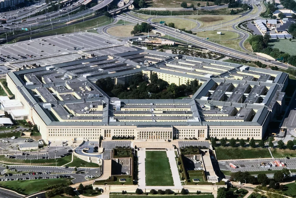 Segundo uma reportagem do New York Times, um programa secreto do Pentágono analisou relatos de OVNIs. Mas os vídeos relacionados levantam algumas questões. (Créditos: Bill Clark/CQ Roll Call/via Getty Images)