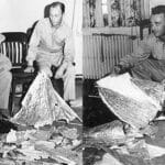 Jornais de todo o país publicaram uma imagem do Major Jesse A. Marcel posando com destroços na Base Aérea do Exército de Fort Worth em 8 de julho de 1947. (Reprodução: Wikipedia)