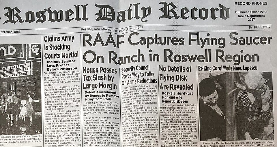 A edição de 8 de julho de 1947 do Roswell Daily Record publicou uma matéria anunciando a "captura" de um "disco voador" no Campo Aéreo do Exército de Roswell, em um rancho próximo a Roswell. (Reprodução: Wikipedia)