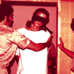 Guardas com um prisioneiro durante o Experimento da Prisão de Stanford. (Créditos: PrisonExp.org)