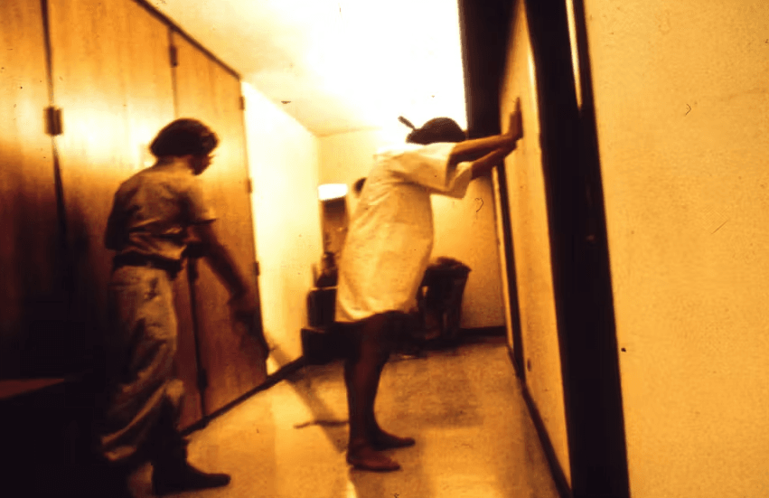 Os prisioneiros eram obrigados a usar batas curtas com números de identificação. (Créditos: PrisonExp.org)