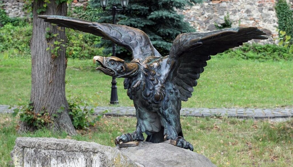 Ave de rapina mitológica, geralmente representada como um gavião ou falcão, na tradição húngara e símbolo nacional da Hungria moderna e da Transilvânia (atualmente parte da Romênia). (Créditos: George Chernilevsky/via Commons Wikimedia)