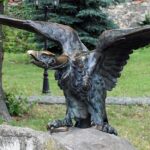 Ave de rapina mitológica, geralmente representada como um gavião ou falcão, na tradição húngara e símbolo nacional da Hungria moderna e da Transilvânia (atualmente parte da Romênia). (Créditos: George Chernilevsky/via Commons Wikimedia)