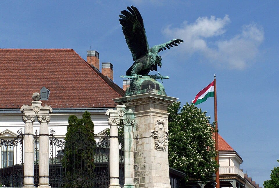 Estátua do pássaro Turul no Castelo Real em Budapeste. (Reprodução: Wikipedia)