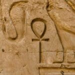 A cruz egípcia, também conhecida como Ankh, era originalmente um hieróglifo egípcio usado para representar a palavra "vida". Por extensão, essa cruz tornou-se principalmente um símbolo da vida. (Reprodução: cleopatraegypttours)
