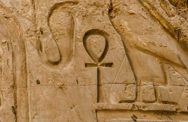 A cruz egípcia, também conhecida como Ankh, era originalmente um hieróglifo egípcio usado para representar a palavra "vida". Por extensão, essa cruz tornou-se principalmente um símbolo da vida. (Reprodução: cleopatraegypttours)